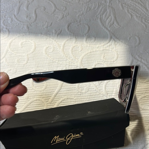 Maui Jim Manchester United Double mirrored Matchday Polarized Sunglasses. FLAW - Picture 3 of 16